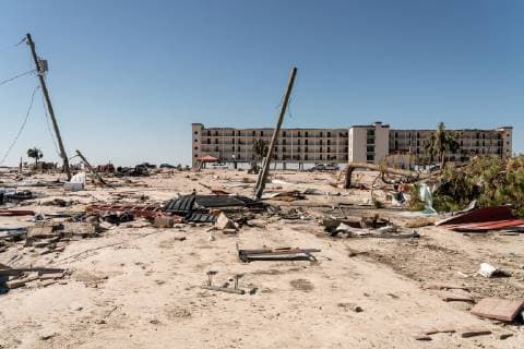 A field of debris from damaged homes late strewn about in front of an apartment building after Hurricane Michael lay strewn about in the early morning in Mexico Beach, Florida October 13, 2018.  WAP20181013530 KENxCEDENO