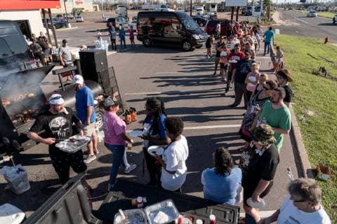 Jay Ammons, working with SlickLips Seafood and Oyster House, hands out free grilled turkey to those in need after Hurricane Michael hit in Panama City, Florida, October 13, 2018.  WAP20181013598 KENxCEDENO