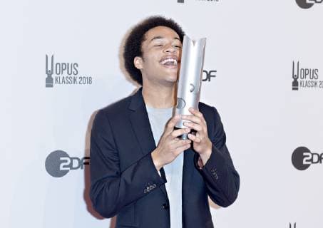 14 10 2018 xlakx Music Pop Opus Klassik 2018 Berlin Emporer JSheku Kanneh Mason with the award in hand at the presentation of the Opus Klassik 2018 at the Konzerthaus Berlin Berlin 14 10 2017 Music Pop Opus Klassik 2018 Berlin