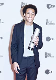 14 10 2018 xlakx Music Pop Opus Klassik 2018 Berlin Emporer JSheku Kanneh Mason with the award in hand at the presentation of the Opus Klassik 2018 at the Konzerthaus Berlin Berlin 14 10 2017 Music Pop Opus Klassik 2018 Berlin
