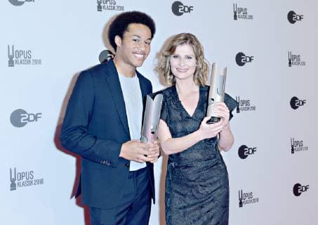 14 10 2018 xlakx Music Pop Opus Klassik 2018 Berlin emspor by JSheku Kanneh Mason and Lisa Batiashvili with the award in hand at the presentation of the Opus Klassik 2018 at the Konzerthaus Berlin Berlin 14 10 2017 Music Pop Opus Klassik 2018 Berlin