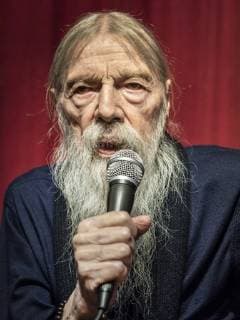 Tidligere tennisspiller og jazzmusiker Torben Ulrich fortaeller ved et arrangement om sin nye bog Et vaekkeur i Cecil Taylors flygel - - tekster om jazz, 1945-2005 til Lars Movin, der ogsaa har redigeret bogen. Arrangementet fandt sted i Jazzcup i Koebenhavn soendag den 14. oktober 2018.. , Copenhagen DNK  Copyright: TorbenxChristensen TorbenxChristensenx COP118 spdk20181014-184823-L