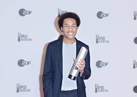 14 10 2018 xlakx Music Pop Opus Klassik 2018 Berlin emspor by Sheku Kanneh Mason with the award in hand at the presentation of the Opus Klassik 2018 at the Konzerthaus Berlin Berlin 14 10 2017 Music Pop Opus Klassik 2018 Berlin
