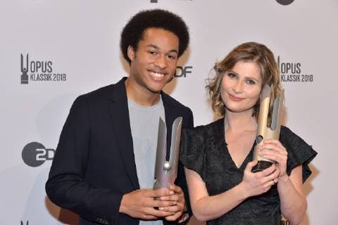 Entertainment Bilder der Woche KW41 Entertainment Bilder des Tages Sheku Kanneh-Mason, Nachwuchskuenstler, Cello, Lisa Batiashvili, Violinistin, Konzerteispielung Preistraeger zum 1. OPUS KLASSIK AWARD im Konzerthaus am GendarmenMarkt in Berlin am 14.10.2018 *** Sheku Kanneh Mason young artist Cello Lisa Batiashvili Violinist Concert formation Prize winner for the 1 OPUS KLASSIK AWARD at the Konzerthaus am GendarmenMarkt in Berlin on 14 10 2018