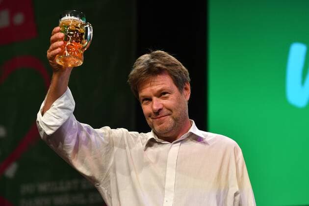 Robert HABECK prostet den Anhaengern mit einem Bierkrug zu, Einzelbild,angeschnittenes Einzelmotiv,Halbfigur,halbe Figur. Wahlparty Buendnis90 DieGruenen in der Muffathalle anlaesslich den Landtagswahlen 2018 in Bayern am 14.10.2018 in Muenchen *** Robert HABECK raises a single beer stein to the trailer with a beer mug. Single motive half figure half figure election party Buendnis90 DieGruenen in the Muffathalle on occasion of the state elections 2018 in Bavaria on 14 10 2018 in Muenchen