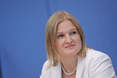Katrin Ebner-Steiner (Stellv. Landesvorsitzende AfD Bayern und Spitzenkandidatin in Niederbayern)., Deutschland, Berlin, Bundespressekonferenz, Thema: Pressekonferenz zum Ergebnis der AfD bei der Landtagswahl in Bayern am 15.10.18 *** Katrin Ebner Steiner Stellv Country Chairman AfD Bayern and Leading candidate in Lower Bavaria Germany Berlin Federal Press Conference Topic Press Conference on the AFDs outcome at the state election in Bavaria on 15 10 18