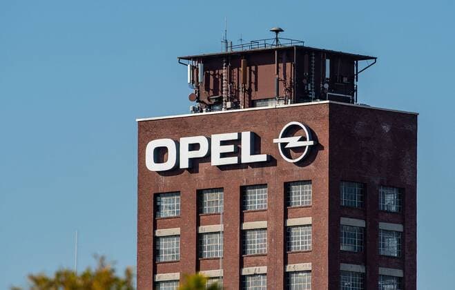 The logo of the manufacturer Opel at the company headquarters in Ruesselsheim Because of a concrete suspicion of fraud in connection with diesel cars the police or the state criminal police Hessen has the business premises of the Car manufacturer Opel searches affected are 95 000