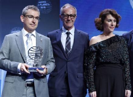 Valencian writer Santiago Posteguillo poses with the 67 Planeta Novel Award with the novel Yo, Julia (I, Julia) next to finalist Ayanta Barilli (R) and Culture Minister Jose Guirao during a gala celebrated at the Palace of Congresses of Barcelona, Catalonia, Spain, 15 October 2018. 67 Planeta Novel Award !ACHTUNG: NUR REDAKTIONELLE NUTZUNG!  Copyright: xAndreuxDalmaux CAT03 20181016-636752478742675259