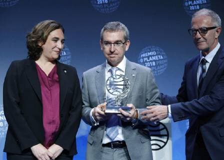 Valencian writer Santiago Posteguillo (C) poses with the 67 Planeta Novel Award with the novel Yo, Julia (I, Julia) next to Spanish Culture Minister Jose Guirao (R) and Barcelona s Mayoress Ada Colau (L) during a gala celebrated at the Palace of Congresses of Barcelona, Catalonia, Spain, 15 October 2018. 67 Planeta Novel Award !ACHTUNG: NUR REDAKTIONELLE NUTZUNG!  Copyright: xAndreuxDalmaux CAT05 20181016-636752502306052748