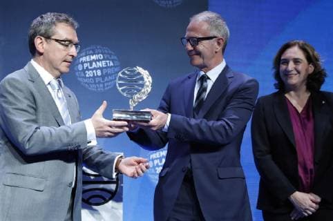 Valencian writer Santiago Posteguillo (L) receives the 67 Planeta Novel Award with the novel Yo, Julia (I, Julia) from Spanish Culture Minister Jose Guirao (C), next to Barcelona s Mayoress Ada Colau, during a gala celebrated at the Palace of Congresses of Barcelona, Catalonia, Spain, 15 October 2018. 67 Planeta Novel Award !ACHTUNG: NUR REDAKTIONELLE NUTZUNG!  Copyright: xAndreuxDalmaux CAT07 20181016-636752518863765371