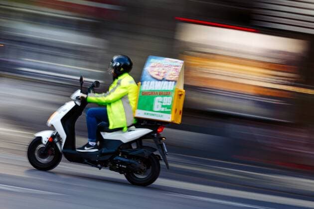 Scooter driver of a pizza delivery service on the Komödienststraße Cologne 15 10 2018 Foto:xC.xHardtx xFuturexImage
