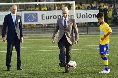 Entertainment Bilder des Tages King Philippe - Filip of Belgium (C) pictured during a royal visit to the Royal Europa Kraainem Football Club in Brussels (Kraainem - Crainhem), Tuesday 16 October 2018. The clubs have several initiatives in favour of the integration of young refugees, in 2017 th eclub welcomed around 1500 minors refugees.  LAURIExDIEFFEMBACQ 05448976