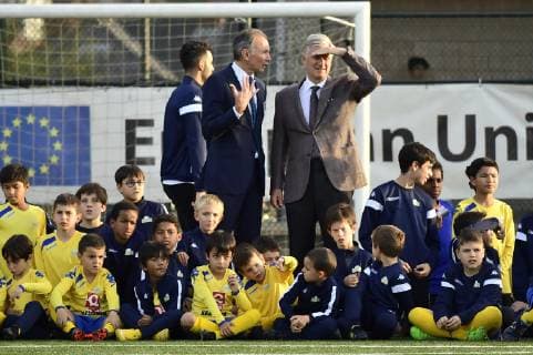 King Philippe - Filip of Belgium (C) pictured during a royal visit to the Royal Europa Kraainem Football Club in Brussels (Kraainem - Crainhem), Tuesday 16 October 2018. The clubs have several initiatives in favour of the integration of young refugees, in 2017 th eclub welcomed around 1500 minors refugees.  LAURIExDIEFFEMBACQ 05448977