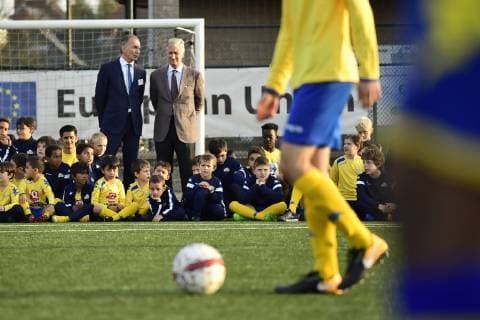King Philippe - Filip of Belgium (C) pictured during a royal visit to the Royal Europa Kraainem Football Club in Brussels (Kraainem - Crainhem), Tuesday 16 October 2018. The clubs have several initiatives in favour of the integration of young refugees, in 2017 th eclub welcomed around 1500 minors refugees.  LAURIExDIEFFEMBACQ 05448978