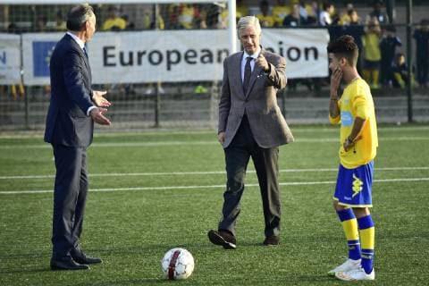 King Philippe - Filip of Belgium (C) pictured during a royal visit to the Royal Europa Kraainem Football Club in Brussels (Kraainem - Crainhem), Tuesday 16 October 2018. The clubs have several initiatives in favour of the integration of young refugees, in 2017 th eclub welcomed around 1500 minors refugees.  LAURIExDIEFFEMBACQ 05448987