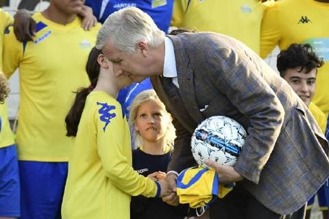 King Philippe - Filip of Belgium meets children during a royal visit to the Royal Europa Kraainem Football Club in Brussels (Kraainem - Crainhem), Tuesday 16 October 2018. The clubs have several initiatives in favour of the integration of young refugees, in 2017 th eclub welcomed around 1500 minors refugees.  LAURIExDIEFFEMBACQ 05448989