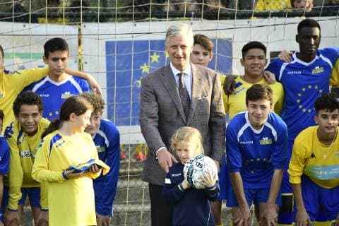 King Philippe - Filip of Belgium (C) meets children during a royal visit to the Royal Europa Kraainem Football Club in Brussels (Kraainem - Crainhem), Tuesday 16 October 2018. The clubs have several initiatives in favour of the integration of young refugees, in 2017 th eclub welcomed around 1500 minors refugees.  LAURIExDIEFFEMBACQ 05448994