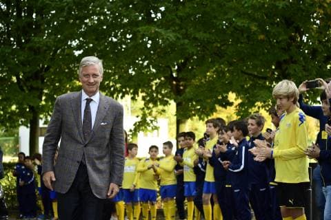 King Philippe - Filip of Belgium (L) pictured during a royal visit to the Royal Europa Kraainem Football Club in Brussels (Kraainem - Crainhem), Tuesday 16 October 2018. The clubs have several initiatives in favour of the integration of young refugees, in 2017 th eclub welcomed around 1500 minors refugees.  LAURIExDIEFFEMBACQ 05448998