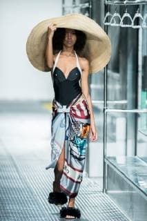 A model displays a new creation at the fashion show of YOUWEI during the Shanghai Fashion Week Spring Summer 2019 in Shanghai, China, 17 October 2018. YOUWEI show at 2019 Spring Summer Shanghai Fashion Week  pbu886139_36