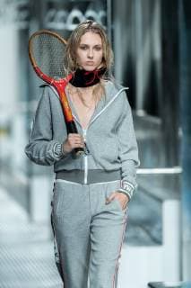 Entertainment Bilder des Tages A model displays a new creation at the fashion show of YOUWEI during the Shanghai Fashion Week Spring Summer 2019 in Shanghai, China, 17 October 2018. YOUWEI show at 2019 Spring Summer Shanghai Fashion Week  pbu886135_28
