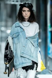 A model displays a new creation at the fashion show of YOUWEI during the Shanghai Fashion Week Spring Summer 2019 in Shanghai, China, 17 October 2018. YOUWEI show at 2019 Spring Summer Shanghai Fashion Week  pbu886135_37