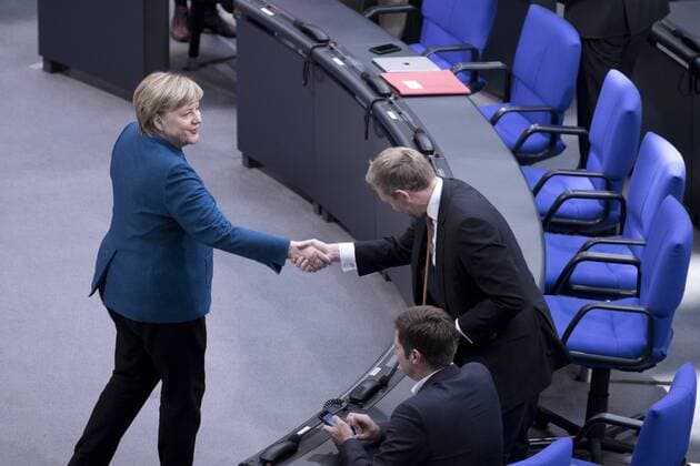 Angela Merkel, Christian Lindner DEU, Deutschland, Germany, Berlin, 17.10.2018 Bundeskanzlerin Angela Merkel CDU, und Christian Lindner, Bundesvorsitzender der FDP, waehrend der Debatte vor einem Treffen der Europaeischen Fuehrer in Bruessel ueber die Brexit-Verhandlungen im Plenarsaal Deutscher Bundestag in Berlin, Deutschland. German Chancellor Angela Merkel and Christian Lindner, head of the German Free Democratic Party Freie Demokratische Partei FDP, during a debate about the Europe-Britain Brexit negotiations and the upcoming meeting of European leaders in Brussels during a meeting at a session of the German parliament Deutscher Bundestag Bundestag at the Reichstag building in Berlin, Germany, Wednesday, Oct. 17, 2018.