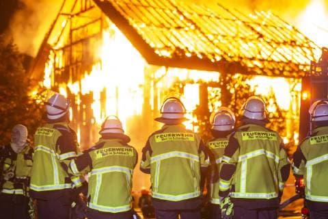 Großbrand auf dem Golfclub: Lagerscheune mit Golfutensilien brennt vollständig nieder - Flammen kilometerweit sichtbar HOLZGERLINGEN: Auf einem Golfclub brannte am Dienstagabend gegen 21 Uhr eine Lagerscheune komplett bis auf die Grundmauern nieder. Zur Brandursache konnten noch keine Angaben gemacht werden. In dem Gebäude waren Golfequipment und Küchengeräte für das daneben stehende Clubrestaurant. Das Feuer war bereits kilometerweit sichtbar, die Feuerwehr rückte mit einem Großaufgebot an. Die Scheune stürzte nach kurzer Zeit in sich zusammen und konnte nicht mehr gerettet werden. Pressebericht der Polizei: Ludwigsburg (ots) - Am Dienstagabend gegen 20.45 Uhr gingen mehrere Meldungen bei Polizei und Feuerwehr ein, dass im Bereich des Golfplatzes Schaichhof an der B464 ein großes Feuer zu sehen ist. Die eintreffenden Rettungskräfte s Copyright: 7aktuellx xSimonxAdomat