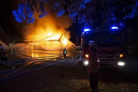 Großbrand auf dem Golfclub: Lagerscheune mit Golfutensilien brennt vollständig nieder - Flammen kilometerweit sichtbar HOLZGERLINGEN: Auf einem Golfclub brannte am Dienstagabend gegen 21 Uhr eine Lagerscheune komplett bis auf die Grundmauern nieder. Zur Brandursache konnten noch keine Angaben gemacht werden. In dem Gebäude waren Golfequipment und Küchengeräte für das daneben stehende Clubrestaurant. Das Feuer war bereits kilometerweit sichtbar, die Feuerwehr rückte mit einem Großaufgebot an. Die Scheune stürzte nach kurzer Zeit in sich zusammen und konnte nicht mehr gerettet werden. Pressebericht der Polizei: Ludwigsburg (ots) - Am Dienstagabend gegen 20.45 Uhr gingen mehrere Meldungen bei Polizei und Feuerwehr ein, dass im Bereich des Golfplatzes Schaichhof an der B464 ein großes Feuer zu sehen ist. Die eintreffenden Rettungskräfte s Copyright: 7aktuellx xSimonxAdomat