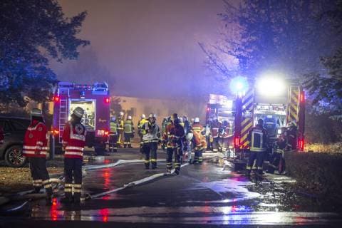Großbrand auf dem Golfclub: Lagerscheune mit Golfutensilien brennt vollständig nieder - Flammen kilometerweit sichtbar HOLZGERLINGEN: Auf einem Golfclub brannte am Dienstagabend gegen 21 Uhr eine Lagerscheune komplett bis auf die Grundmauern nieder. Zur Brandursache konnten noch keine Angaben gemacht werden. In dem Gebäude waren Golfequipment und Küchengeräte für das daneben stehende Clubrestaurant. Das Feuer war bereits kilometerweit sichtbar, die Feuerwehr rückte mit einem Großaufgebot an. Die Scheune stürzte nach kurzer Zeit in sich zusammen und konnte nicht mehr gerettet werden. Pressebericht der Polizei: Ludwigsburg (ots) - Am Dienstagabend gegen 20.45 Uhr gingen mehrere Meldungen bei Polizei und Feuerwehr ein, dass im Bereich des Golfplatzes Schaichhof an der B464 ein großes Feuer zu sehen ist. Die eintreffenden Rettungskräfte s Copyright: 7aktuellx xSimonxAdomat