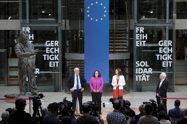 Udo Bullmann, Andrea Nahles, Katarina Barley - SPD top candidate European elections DEU, Deutschland, Germany, Berlin, 17.10.2018 Udo Bullmann, Vorsitzender der Fraktion der Progressiven Allianz der Sozialdemokraten im Europaeischen Parlament, Andrea Nahles, Bundesvorsitzende und Fraktionsvorsitzende der SPD, und Katarina Barley, Bundesjustizministerin SPD und Spitzenkandidatin fuer die Europawahl (v.l.n.r.), waehrend der Praesentation der Spitzenkandidatin der SPD fuer die Europawahl im Mai 2019 im Willy-Brandt-Haus sin Berlin, Deutschland. Udo Bullmann, SPD, Andrea Nahles, parliamentary group leader and chairwoman of the SPD Social Democratic Party of Germany, and Katarina Barley, Federal Minsiter for Justice SPD and top candidate of the SPD (f.l.t.r.), during the presentation of the SPD s top candidate for the 2019 European elections