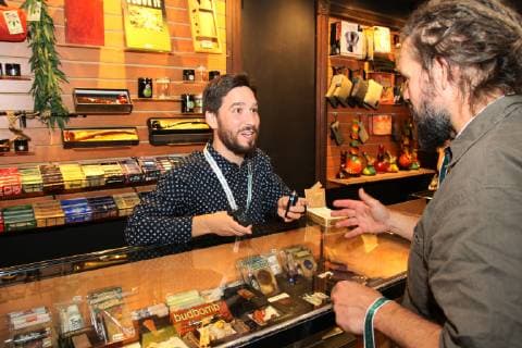 A vendor of products and accessories for the use of marijuana shows items to a client, in Toronto, Canada, 17 October 2018. Thousands started to smoke legally after the norm which allows the recreational use of marijuana was passed. Canada became the first industrialized country and the second in the world behind Uruguay to legalize the recerational use of marijuana, which will be sold for an average price of 7.7 US dollars per gram. Thousands enjoy marijuana legalization in Canada !ACHTUNG: NUR REDAKTIONELLE NUTZUNG!  Copyright: xOsvaldoxPoncex TOR03 20181017-636754173608278017