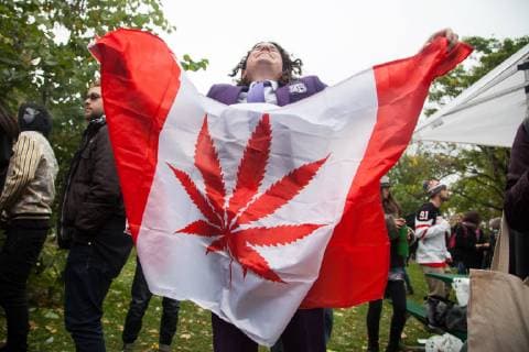 Entertainment Bilder der Woche KW42 News Bilder des Tages October 17, 2018 - Toronto, Ontario, Canada - Cannabis is legal in Canada in October 17th. Recreational use of cannabis is allowed for adults over 19 years of age. People gather in Toronto to celebrate the legalization of cannabis. Toronto Canada - ZUMAd114 20181017_zap_d114_007 Copyright: xJohnnyxDexFrancox
