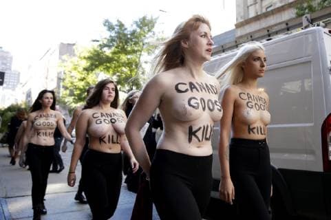 News Bilder des Tages Topless Activists and PETA supporters arrive to hold a protest outside of Canada Goose in New York City on October 18, 2018.  NYP20181018110 JOHNxANGELILLO