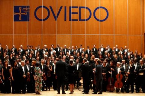 Entertainment Bilder des Tages King Felipe VI of Spain (C-L) and Queen Letizia (C-R) get on the stage to pose with the orchestra after the 27th Concert of the Princess of Asturias Awards, at the Prince Felipe Auditorium, in Oviedo, Asturias, Spain, 18 October 2018. Spanish royals chair 27th Concert of the Princess of Asturias Awards !ACHTUNG: NUR REDAKTIONELLE NUTZUNG!  Copyright: xJ.J.xGuillenx OVI09 20181018-636754965110569577