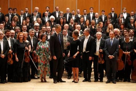 King Felipe VI of Spain (C-L) and Queen Letizia (C-R) pose with the orchestra after the 27th Concert of the Princess of Asturias Awards, at the Prince Felipe Auditorium, in Oviedo, Asturias, Spain, 18 October 2018. Spanish royals chair 27th Concert of the Princess of Asturias Awards !ACHTUNG: NUR REDAKTIONELLE NUTZUNG!  Copyright: xJ.J.xGuillenx OVI10 20181018-636754965782193851