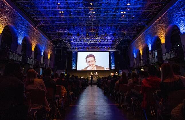 Innsbruck 18.10.2018, Congress, Innsbruck, AUT, Dialog mit Edward Snowden, Big Brother is watching you, im Bild Edward Snowden (Videowall), v.l. Snowden-Anwalt Robert Tibbo, Andreas Altmann (Rektor MCI) Edward Snowden on Videowall v.l. Snowden lawyer Robert Tibbo Andreas Altmann (Rektor MCI) during a dialogue with Edward Snowden Big Brother is watching you at the Congress in Innsbruck, Austria on 2018 10 18. *** Innsbruck 18 10 2018 Congress Innsbruck AUT Dialogue with Edward Snowden Edward Snowden Videowall vl Snowden Lawyer Robert Tibbo Andreas Altmann Rector MCI Edward Snowden on videowall from Snowden lawyer Robert Tibbo Andreas Altmann Rector MCI during a dialogue with Edward Snowden Big Brother is watching you at the Congress in Innsbruck Austria on 2018 10 18  EX_GRO  
