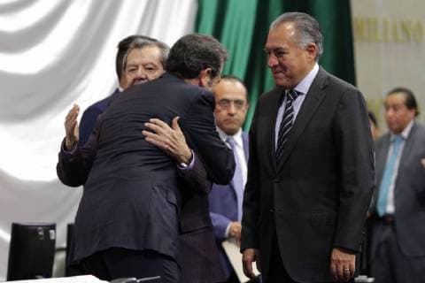 October 18, 2018 - EUM20181018POL06.JPG .CIUDAD DE MEXICO. CongressCongreso-Voto femenino.- 18 de octubre de 2018. Lorenzo Cordova, consejero presidente del Instituto Nacional Electoral, y Porfirio Munoz Ledo, presidente de la Mesa Directiva, se saludan previo a la sesion para conmemorar el 65 aniversario del voto de la mujer en Mexico, en la Camara de Diputados. Foto: Agencia EL UNIVERSALCarlos MejiaEELG  - ZUMAu78_ 20181018_zaf_u78_036 Copyright: xElxUniversalx