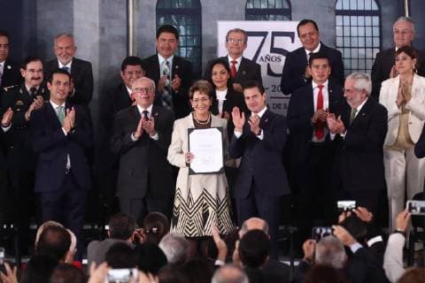 October 18 2018 EUM20181018POL30 JPG CITY OF MEXICO Presidency President EPN October 18, 2018 President Enrique Pena Nieto on Thursday led the 75th Anniversary Ceremony of the Secretary of Health currently presiding over Jose Narro Dr. Mercedes Juan Lopez, Conadis director, received a recognition at the event Photo Agency EL UNIVERSAL RCC  - ZUMAu78_ 20181018_zaf_u78_068 Copyright: xAlejandraxLeyvax