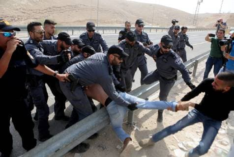 News Themen der Woche KW42 News Bilder des Tages October 19, 2018 - Khan Al-Ahmar, West Bank, Palestinian Territory - Israeli policemen detain a Palestinian protester during a demonstration against Israel s plan to demolish the Palestinian Bedouin village of Khan al-Ahmar, in the occupied West Bank October 19, 2018 Khan Al-Ahmar Palestinian Territory - ZUMAap3_ 20181019_zaf_ap3_019 Copyright: xShadixHatemx