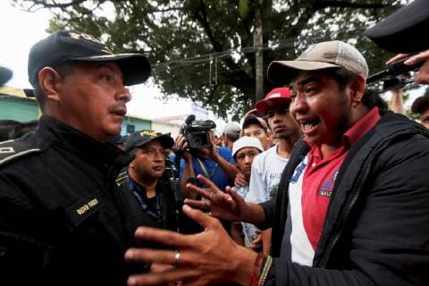 Honduran migrants gather to cross over from Escuintla, Guatemala, to Mexico, 19 October 2018. Migrants, who hope to arrive to the United States are crossing the states border on a so called caravan Honduran migrants continue their way to the Mexico and Guatemala s border !ACHTUNG: NUR REDAKTIONELLE NUTZUNG!  Copyright: xEstebanxBibax GU501 20181019-636755661797100062