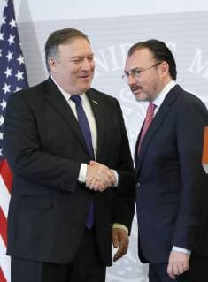 US Secretary of State Michael Pompeo (L) shakes hands with Foreign Minister of Mexico (SRE) Luis Videgaray (R) at the diplomatic headquarters in Mexico City, Mexico 19 October 2018. Videgaray reiterated today before Mike Pompeo, that Mexico s migration policy is sovereign, and that this is the case with the arrival of the caravan of Honduran migrants in the country. Videgaray reiterates to Pompeo that Mexico s immigration policy is sovereign !ACHTUNG: NUR REDAKTIONELLE NUTZUNG!  Copyright: xJoséxMéndezx MEX020 20181019-636755781958240592