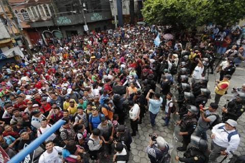 Honduran migrants face the Police in Tecun Umun, San Marcos, Guatemala, border with Mexico, on 19 October 2018. The caravan, which is heading towards the United States, forcibly crossed the first police fence of about a hundred riot police to go to the gate that separates Guatemala from Mexico. Honduran migrants continue their way in the border between Guatemala and Mexico !ACHTUNG: NUR REDAKTIONELLE NUTZUNG!  Copyright: xEstebanxBibax GU501 20181019-636755794018393163