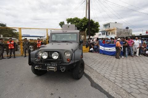 Honduran migrants arrive to the border with Mexico in Tecun Umun, San Marcos, Guatemala, on 19 October 2018. The caravan, which is heading towards the United States, forcibly crossed the first police fence of about a hundred riot police to go to the gate that separates Guatemala from Mexico. Honduran migrants continue their way in the border between Guatemala and Mexico !ACHTUNG: NUR REDAKTIONELLE NUTZUNG!  Copyright: xEstebanxBibax GU501 20181019-636755794684588141