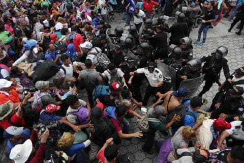 Honduras, Migranten gelangen nach Mexiko Honduran migrants face the Police in Tecun Umun, San Marcos, Guatemala, border with Mexico, on 19 October 2018. The caravan, which is heading towards the United States, forcibly crossed the first police fence of about a hundred riot police to go to the gate that separates Guatemala from Mexico. Honduran migrants continue their way in the border between Guatemala and Mexico !ACHTUNG: NUR REDAKTIONELLE NUTZUNG!  Copyright: xEstebanxBibax GU501 20181019-636755795373935760