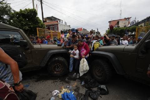 Honduras, Migranten gelangen nach Mexiko Honduran migrants cross the fence on the border with Mexico in Tecun Umun, San Marcos, Guatemala, on 19 October 2018. The caravan, which is heading towards the United States, forcibly crossed the first police fence of about a hundred riot police to go to the gate that separates Guatemala from Mexico. Honduran migrants continue their way in the border between Guatemala and Mexico !ACHTUNG: NUR REDAKTIONELLE NUTZUNG!  Copyright: xEstebanxBibax GU501 20181019-636755796662873770