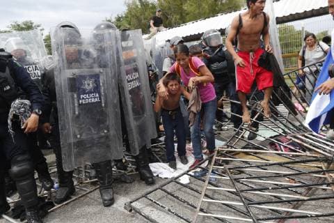 Honduras, Migranten gelangen nach Mexiko Honduran migrants cross the fence on the border with Mexico in Tecun Umun, San Marcos, Guatemala, on 19 October 2018. The caravan, which is heading towards the United States, forcibly crossed the first police fence of about a hundred riot police to go to the gate that separates Guatemala from Mexico. Honduran migrants continue their way in the border between Guatemala and Mexico !ACHTUNG: NUR REDAKTIONELLE NUTZUNG!  Copyright: xEstebanxBibax GU501 20181019-636755796707092815