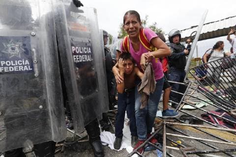 News Themen der Woche KW42 News Bilder des Tages Honduras, Migranten gelangen nach Mexiko Honduran migrants cross the fence on the border with Mexico in Tecun Umun, San Marcos, Guatemala, on 19 October 2018. The caravan, which is heading towards the United States, forcibly crossed the first police fence of about a hundred riot police to go to the gate that separates Guatemala from Mexico. Honduran migrants continue their way in the border between Guatemala and Mexico !ACHTUNG: NUR REDAKTIONELLE NUTZUNG!  Copyright: xEstebanxBibax GU501 20181019-636755797316037795