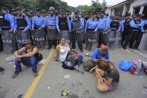 News Bilder des Tages Honduras, Migranten gelangen nach Mexiko Honduran migrants sit on the floor in front of a Police checkpoint outside the customs office of Agua Caliente, Honduras, on the border with Guatemala on 19 October 2018. The Honduran authorities today intensified the immigration control measures at the Agua Caliente point, to avoid the crossing of hundreds of Hondurans who seek to reach the United States and Mexico. Honduras extreme control on the border with Guatemala to stop migrants !ACHTUNG: NUR REDAKTIONELLE NUTZUNG!  Copyright: xGustavoxAmadorx TG5006 20181019-636755799245187314