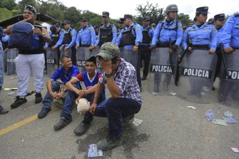 Honduran migrants sit on the floor in front of a Police checkpoint outside the customs office of Agua Caliente, Honduras, on the border with Guatemala on 19 October 2018. The Honduran authorities today intensified the immigration control measures at the Agua Caliente point, to avoid the crossing of hundreds of Hondurans who seek to reach the United States and Mexico. Honduras extreme control on the border with Guatemala to stop migrants !ACHTUNG: NUR REDAKTIONELLE NUTZUNG!  Copyright: xGustavoxAmadorx TG5006 20181019-636755799296438693