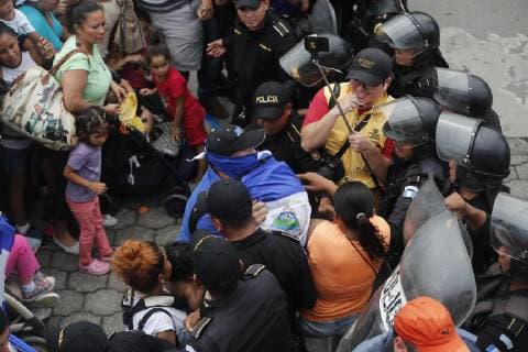 Honduran migrants face the Police at checkpoint outside the customs office of Agua Caliente, Honduras, on the border with Guatemala on 19 October 2018. The Honduran authorities today intensified the immigration control measures at the Agua Caliente point, to avoid the crossing of hundreds of Hondurans who seek to reach the United States and Mexico. Honduras extreme control on the border with Guatemala to stop migrants !ACHTUNG: NUR REDAKTIONELLE NUTZUNG!  Copyright: xGustavoxAmadorx TG5006 20181019-636755799978397977